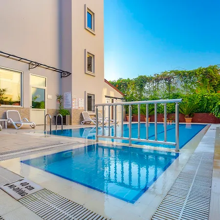 מלון Alanya Beach Hotel 2*